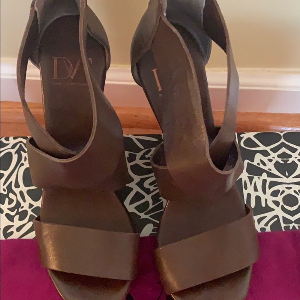 Shoe - Picture 2 of 8